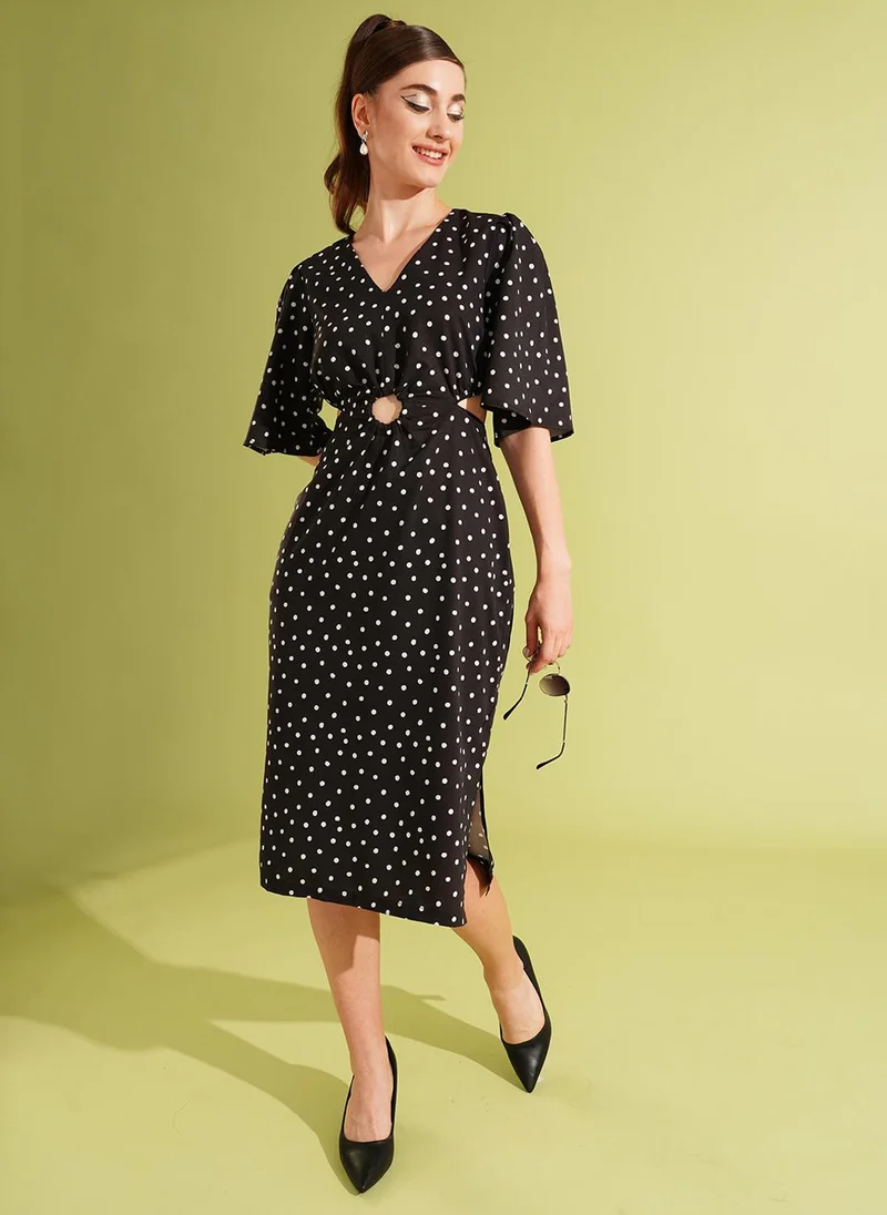 جلو باص فستان نسائي بنقشة منقطة وأكمام واسعة بتفاصيل مقصوصة وقصة -